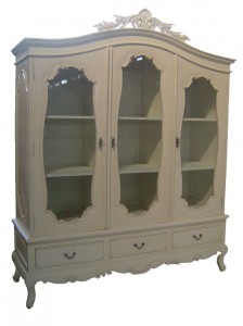 ויטרינה שלוש דלתות זכוכית