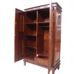 ארון אחסון אידונזי עם גילופים