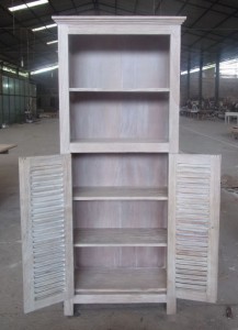 ספריה כפרית עם דלתות תריס