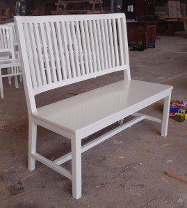 ספסל מעץ מהגוני מלא בצבע לבן