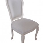 כסא לבן מרופד עם גילופי עץ