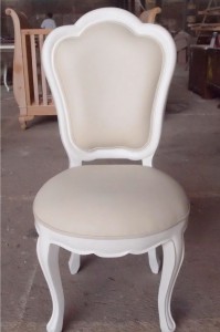 כסא אוכל לבן עם ריפוד דמוי עור