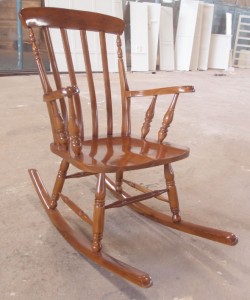 כסא נדנדה קלאסי מעץ מהגוני מלא