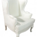 כורסא לבנה מעוצבת בסגנון אנגלי