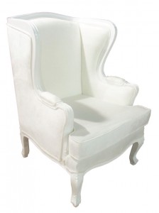 כורסא לבנה מעוצבת בסגנון אנגלי