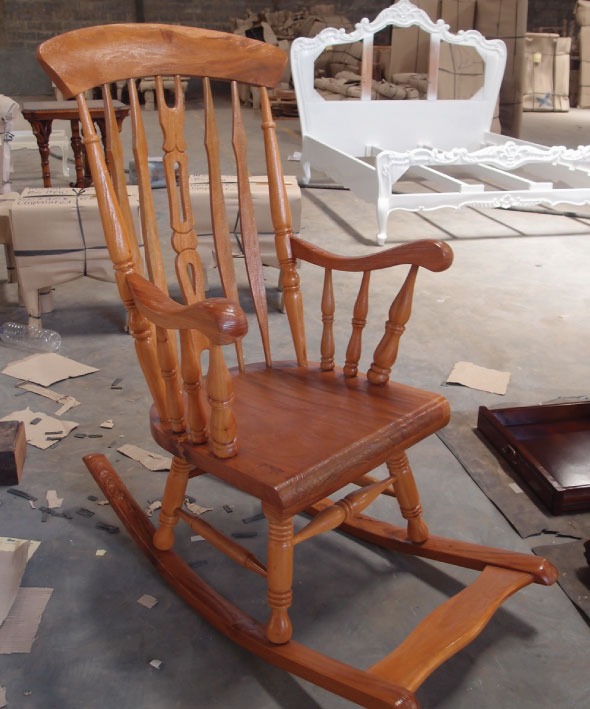  כסא נדנדה מעץ בסגנון כפרי
