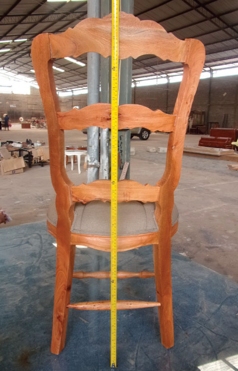 כסא עץ מרופד עם גב גבוה