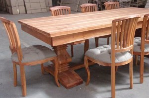 שולחן אבירים מעץ מהגוני