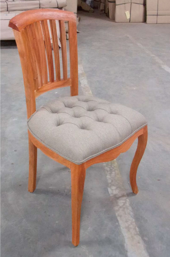 כסא מעץ עם מושב קפיטונז'