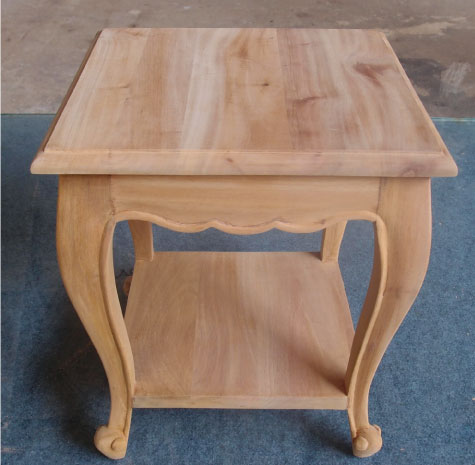 שולחן צד מעץ מלא בסגנון כפרי