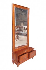 מראת גוף עומדת עם מגירות