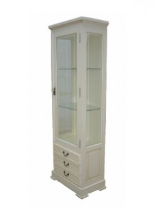 ויטרינה לבנה צרה עם מדפי זכוכית