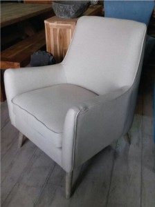 כורסא מעוצבת בסגנון שנות ה-70