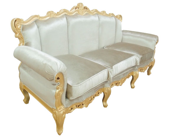  ספה לבנה מעוטרת בעלי זהב
