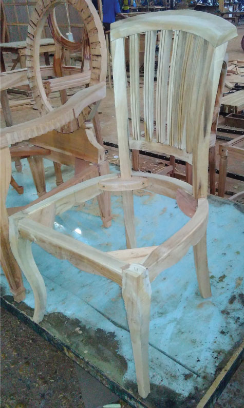כסא אוכל מעץ טיק בגימור טבעי