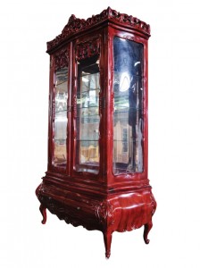 ויטרינה מעץ מגולף שתי דלתות