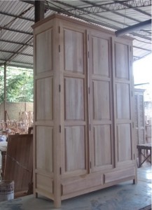 ארון בגדים קלאסי מעץ מהגוני