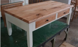 שולחן סלון מעץ מלא בעיצוב קלאסי