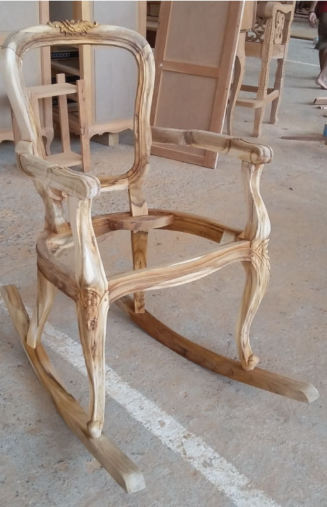 כסא נדנדה מעוצב בסגנון פרובנס כפרי