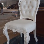 כיסא עץ לבן מרופד עם גב קפיטונז'