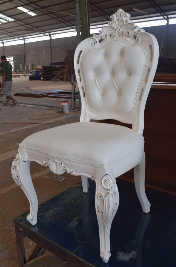  כיסא עץ לבן מרופד עם גב קפיטונז'
