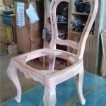 כסא עץ מרופד עם גב קפיטונז
