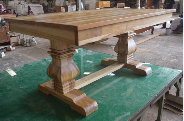  שולחן אוכל מעוצב מעץ טיק מלא