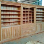 ספרייה ענקית מעץ מהגוני