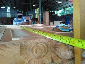ארון עץ מלא בעבודת יד