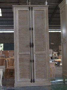 ארון בגדים עם דלתות תריס
