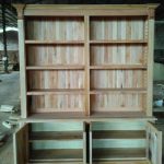 ספריית מדפים עם ארונות