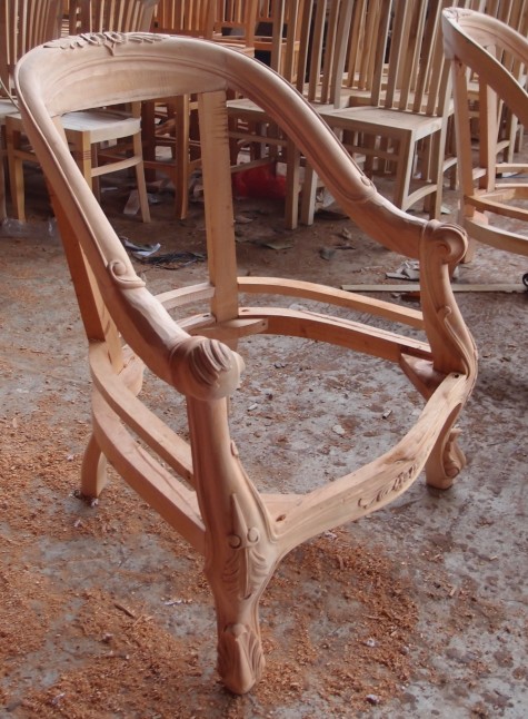כורסא בעיצוב פרובנס עם בד ברוקד