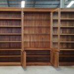 ספרית עץ ענקית