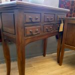 קונסולה צרה לכניסה לבית