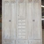 ארון בגדים כפרי עם גילופים