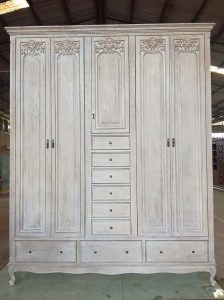 ארון בגדים כפרי עם גילופים