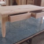 שולחן סלון מעץ מלא בעיצוב קלאסי