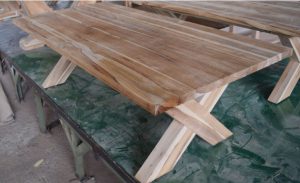 שולחן סלון מעץ טיק עם רגל איקס