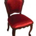 כסא מעץ עם ריפוד קטיפה אדום