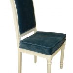 כסא עץ עם ריפוד קטיפה כחול