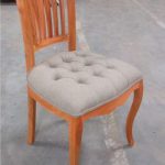 כסא מעץ עם מושב קפיטונז’