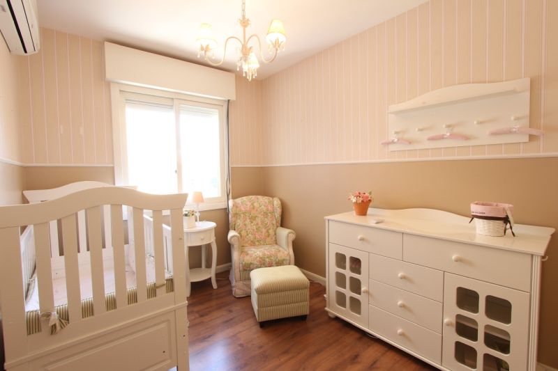 רהיטי עץ מלא לחדר תינוקות