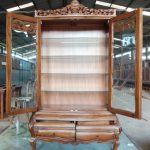 ויטרינה עם גילופי עץ