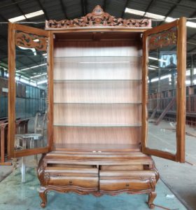 ויטרינה עם גילופי עץ