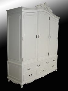 ארון בגדים לבן בסגנון עתיק