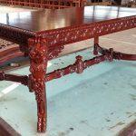 שולחן עץ עם פיתוחים