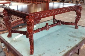 שולחן עץ עם פיתוחים