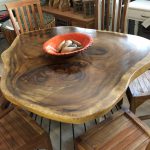 שולחן מעץ טיק בורמזי גושני עם רגלי ברזל. מחיר 9840 ש”ח במקום 19680