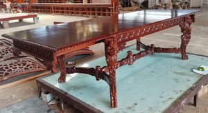 שולחן עץ נפתח