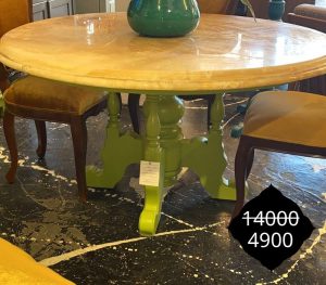 שולחן עץ עם פלטת שיש